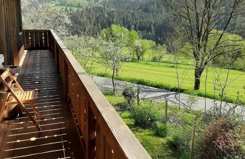 Viechtach Apartment | Gemütliche Ferienwohnung mit Balkon und Kinderspielecke, Perfekt für Familien