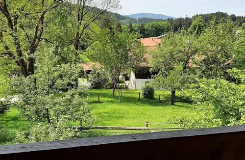 Viechtach Apartment | Gemütliche Ferienwohnung mit Balkon und Kinderspielecke, Perfekt für Familien