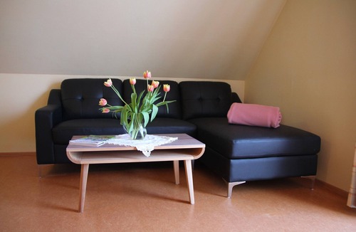 Aue Apartment | Gemütliche Ferienwohnung mit Balkon in Bauernhofidylle
