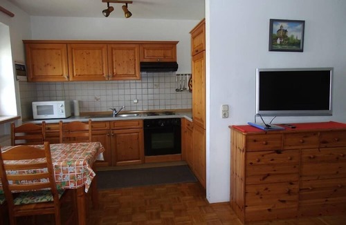 Ploessberg Apartment | Gemütliche Ferienwohnung mit Balkon für bis zu 4 Personen