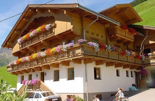 Innervillgraten Apartment | Gemütliche Wohnung in Innervillgraten mit Garten by Interhome
