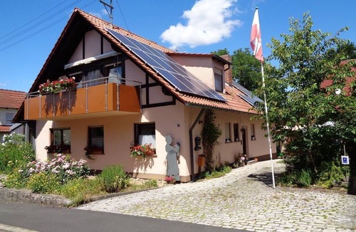 Eussenheim Apartment | Gemütliches Feriendomizil (80qm) mit Balkon und freier Unterbringung für Kinder unter 6 Jahren