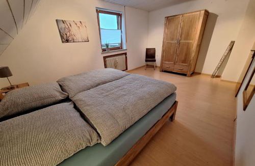 Hallerndorf Apartment | Gemütliches Ferienhaus in Schnaid mit zwei separaten und geräumigen Wohnungen - ausgestattet mit je einer großen Küche, zwei Schlafzimmern und einem Badezimmer