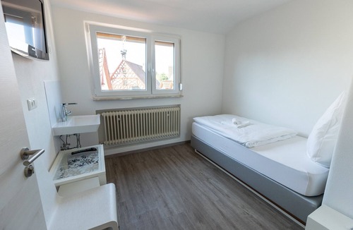 Hollfeld House | Gemeinschaftunterkunft 2 - Zi. 9 - EZ - Gasthof Schrenker