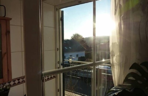 Schoensee Apartment | Geräumige 70qm Ferienwohnung mit Balkon, für 3 Personen
