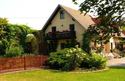 Sulzfeld Apartment | Geräumige 75qm Ferienwohnung mit Balkon, viele Freizeitangebote, kostenfreies WLAN