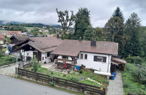 Neuschoenau Apartment | Geräumiges Ferienhaus für bis zu Fünf Personen mit Kaminzimmer