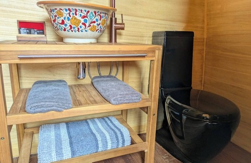 Mentrida RV Rental | Glamping with private kitchen and bathroom in your tent