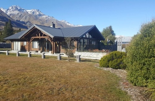 Glenorchy House | GLENORCHY HOUSE. 360° Mountains, by Lake and River.