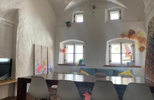Schwarzach House | Glockenturm der Schlosskapelle von 1600 - Renaissance trifft auf die Gegenwart und beschert einen kunterbunten Urlaub für die ganze Familie mitten im Bayerischen Wald