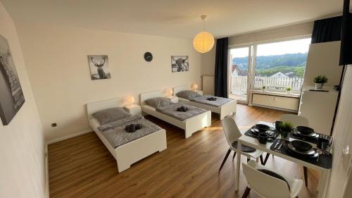 Luedenscheid Apartment | GNA01 - Große Wohnung mit 7 Betten, große Küche, 2 Balkone & Parkplatz