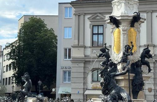 Innenstadt - Sankt Ulrich-Dom Apartment | GoldenKey Suite am Rathausplatz NEU eingerichtet