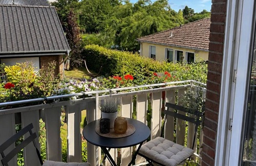 Ibbenbueren House | Green Door Loft: Spacious 160-square-meter apartment with a balcony and a view of the garden