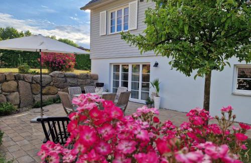 Boltenhagen Apartment | Große Ferienwohnung mit Kamin, Garten & 2 Bädern nahe Ostsee