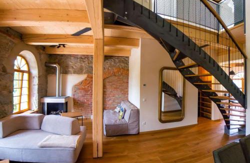 Buhlau Apartment | Große Galeriewohnung mit Whirlpool, Kamin & Fasssauna - Hexenburg bei Dresden