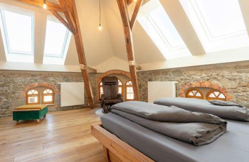 Buhlau Apartment | Große Galeriewohnung mit Whirlpool, Kamin & Fasssauna - Hexenburg bei Dresden