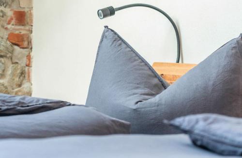 Buhlau Apartment | Große Galeriewohnung mit Whirlpool, Kamin & Fasssauna - Hexenburg bei Dresden