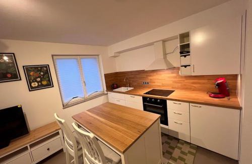 Ebersbach-Musbach Apartment | Großes Apartment 74m2 mit Balkon & Parkplatz - Steakhouse Esmeralda
