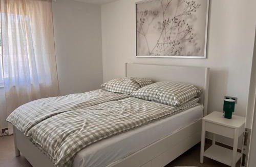 Ebersbach-Musbach Apartment | Großes Apartment 74m2 mit Balkon & Parkplatz - Steakhouse Esmeralda