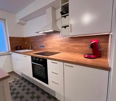 Ebersbach-Musbach Apartment | Großes Apartment 74m2 mit Balkon & Parkplatz - Steakhouse Esmeralda