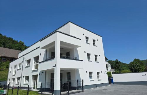 Kulmbach Apartment | Großes Apartment mit Küche, Dusche, Badewanne, Balkon, Parkplatz vor dem Haus, schnelles Internet, ADA5
