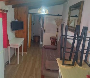 Tordesillas Hostel | Habitación rústica independiente con todas las comodidades, sofacama y ventilador