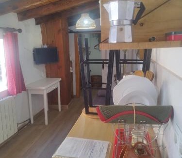 Tordesillas Hostel | Habitación rústica independiente con todas las comodidades, sofacama y ventilador