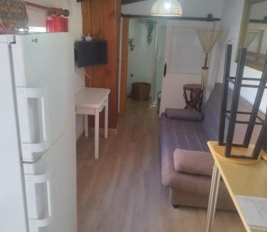 Tordesillas Hostel | Habitación rústica independiente con todas las comodidades, sofacama y ventilador