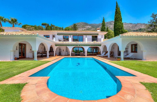 Mijas Ski Chalet | Hacienda del Cazador: Luxury Villa in La Alquería