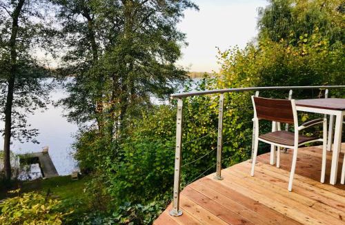 Raben Steinfeld House | Haus am Pinnower See mit Privatsteg