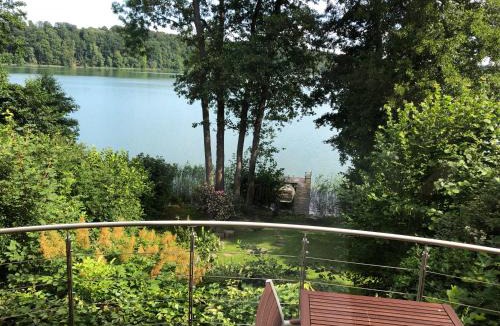 Raben Steinfeld House | Haus am Pinnower See mit Privatsteg