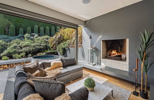 Lake Hayes House | Hawthorne House - Lake Views