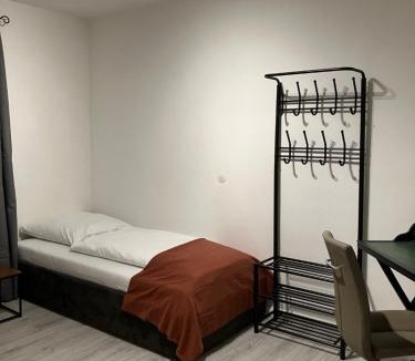 Landshut Apartment | Helle 4 Zimmer, Küche, Bad, WLAN, 24-7, Parkplatz, 4-10 Personen