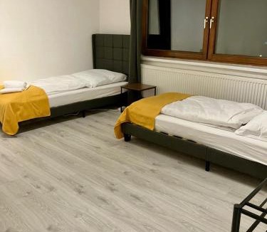 Landshut Apartment | Helle 4 Zimmer, Küche, Bad, WLAN, 24-7, Parkplatz, 4-10 Personen