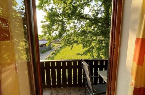 Seebarn Apartment | Helle Ferienwohnung für bis zu Vier Personen mit Balkon