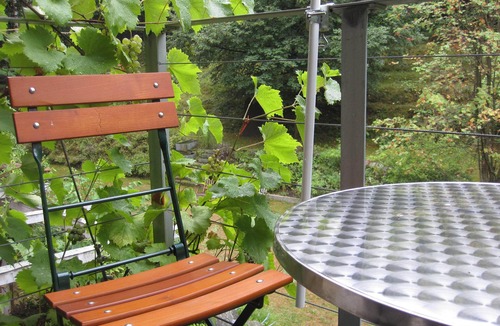 Schwandorf Apartment | Helle Fewo im Obergeschoss mit gemütlicher Sitzecke