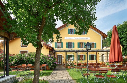Riedenburg Apartment | Helles Doppelzimmer mit Fernseher