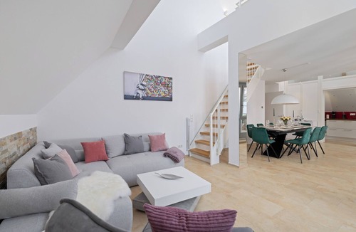 Erding Apartment | HELLOFLATS: Luxury Penthouse/Balcony/Parking/Center/Therme/MUC Airport