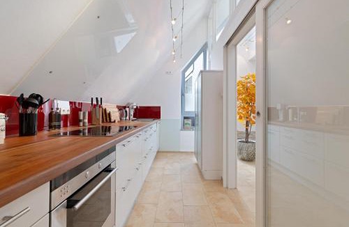 Erding Apartment | HELLOFLATS - Luxus-Penthouse - Balkon - Parking - Zentrum - Therme - Nähe Flughafen MUC