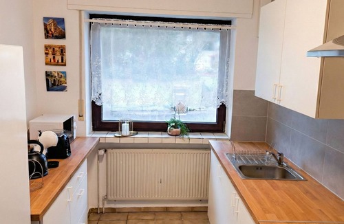 Brochterbeck Apartment | Hillside Apartment with Garden and Balcony