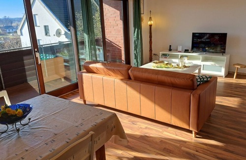 Brochterbeck Apartment | Hillside Apartment with Garden and Balcony