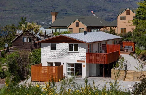Queenstown City Centre Apartment | Hillside Villa 2 – Modern 2BR Walk to Town & A/C