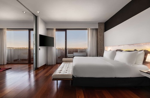 Barajas Hotel | Hilton Madrid Airport