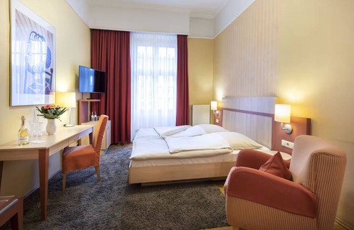 Zentrum Hotel | Historic Bonn Awaits | Double Room | Pets Allowed | Beethoven Hall - 0.6 mile