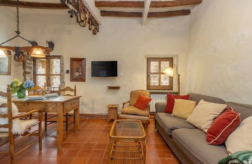 Besalu House | Historic house in Besalú, air conditioning, Wi-Fi, sleeps 4, 2 full bathrooms
