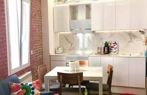 Embajadores Apartment | Historic Madrid Center, Cozy 2-bedroom w LIFT, Kitchen, AC, EZ Self Check In!