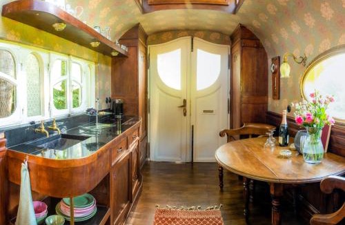 Fischach Other | historischer Zirkuswagen inmitten der Natur