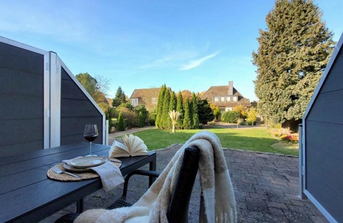 Haffkrug Apartment | Hochwertige Ferienwohnung mit Sonnenterrasse & Gartenblick, nur wenige Gehminuten zum Strand