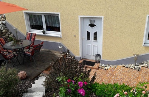 Kirchenlamitz Apartment | Hochwertige Fewo mit Fußbodenheizung und Regendusche