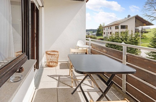 Schoenwald Apartment | Holiday Apartment 'Isabell' with Shared Garden, Balcony and Wi-Fi